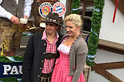 Claudio Pizarro mit Frau Karla (©Foto: MartiN Schmitz)